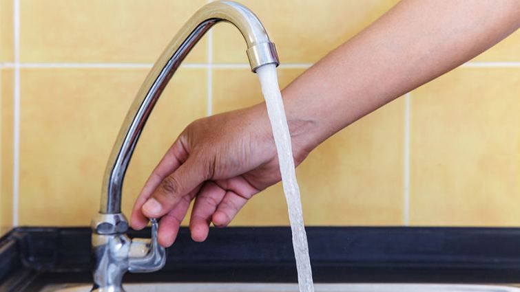 Dejar correr el agua puede eliminar el ruido de las tuberías producido por acumulaciones de aire