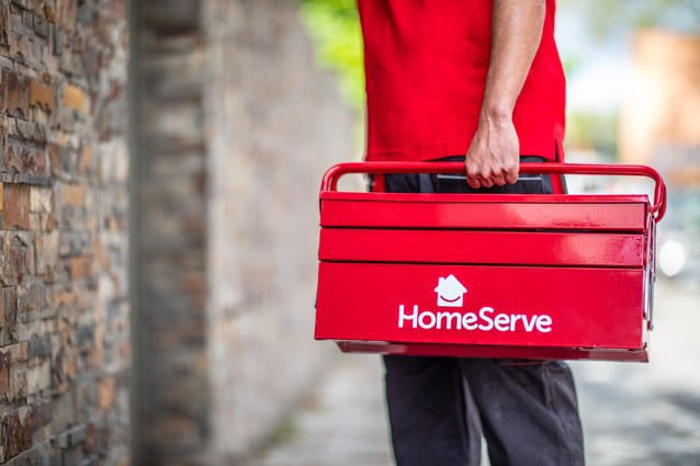 Fontanero de HomeServe con una caja de herramientas