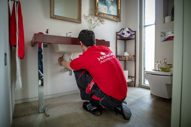 Fontanero de HomeServe desatascando un lavabo