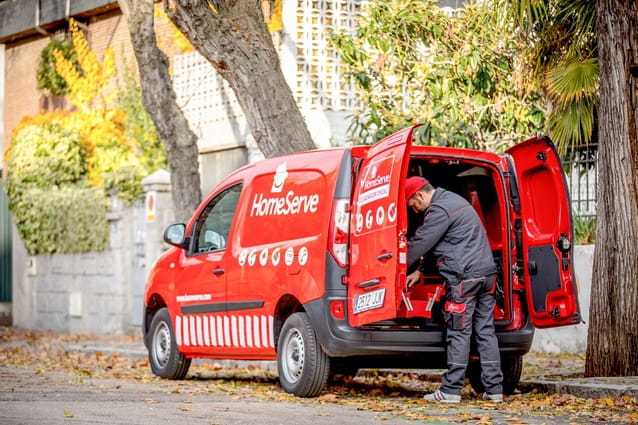 Fontanero de HomeServe descargando sus herramientas de la furgoneta