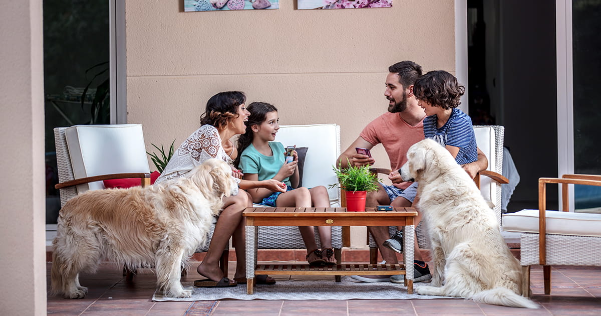 Familia en patio terraja o jardín