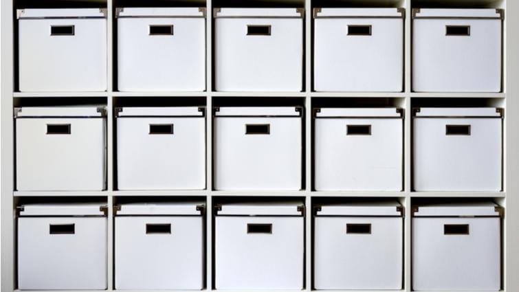 Estantería organizada con cajas