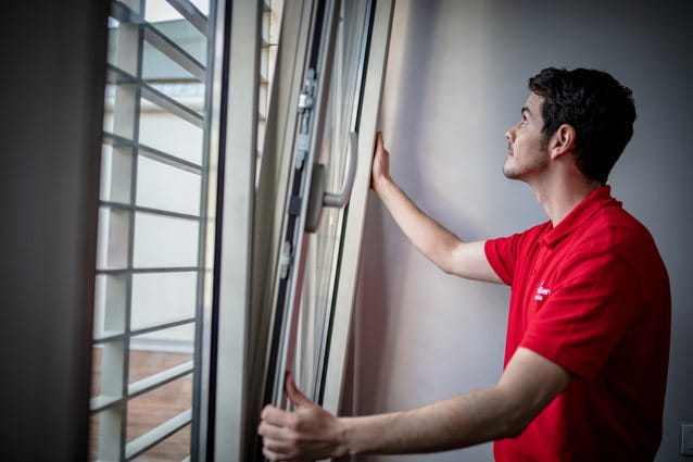 Cómo quitar una puerta mosquitera corrediza: 9 Pasos