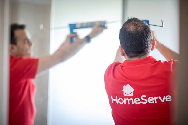 Manitas de HomeServe utilizando una pistola de silicona