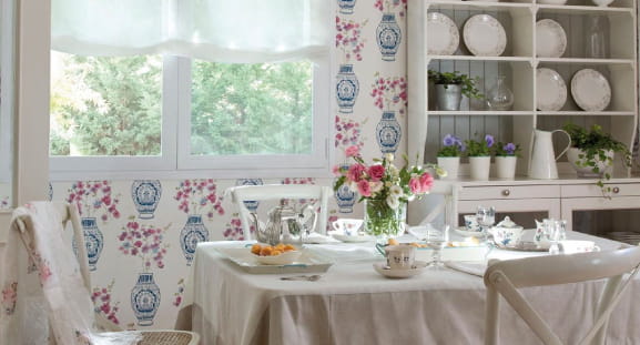 Paredes de comedor con papel pintado