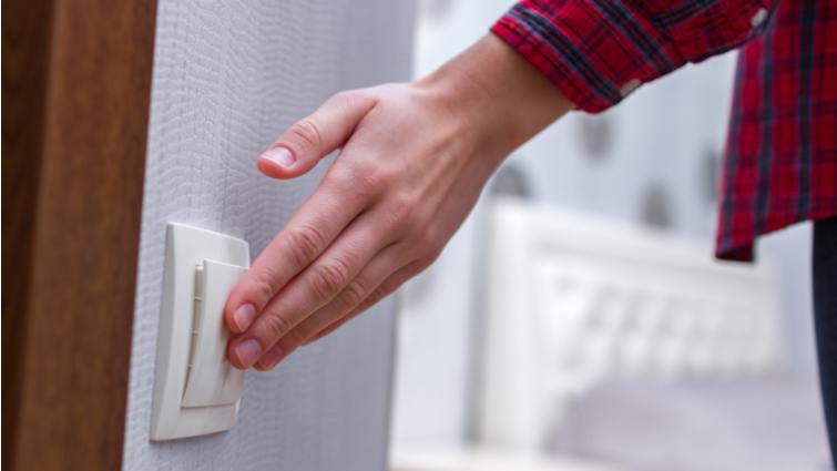 Los seguros del hogar tradicionales no incluyen el arreglo de los interruptores de la luz