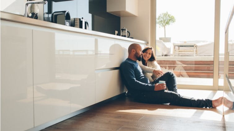 Pareja disfrutando de su cocina en San Valentín