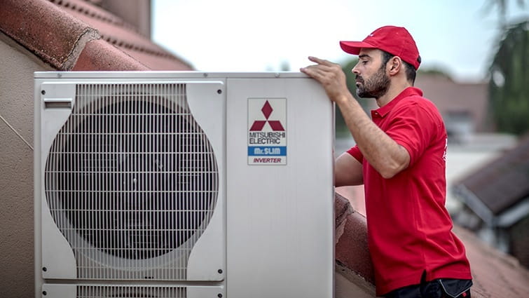 técnico de aire acondicionado de HomeServe arreglando un compresor que no arranca