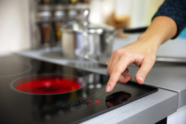 mano de mujer desbloqueando un vitrocerámica balay