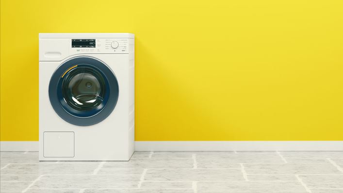 Una lavadora situada en la cocina que no centrifuga