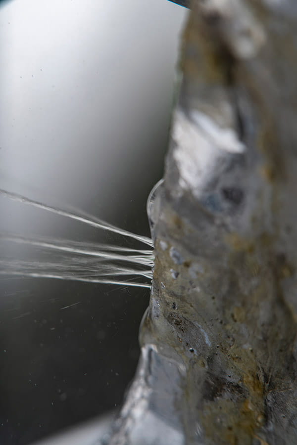 Una tubería de agua deteriorada con una fuga de agua