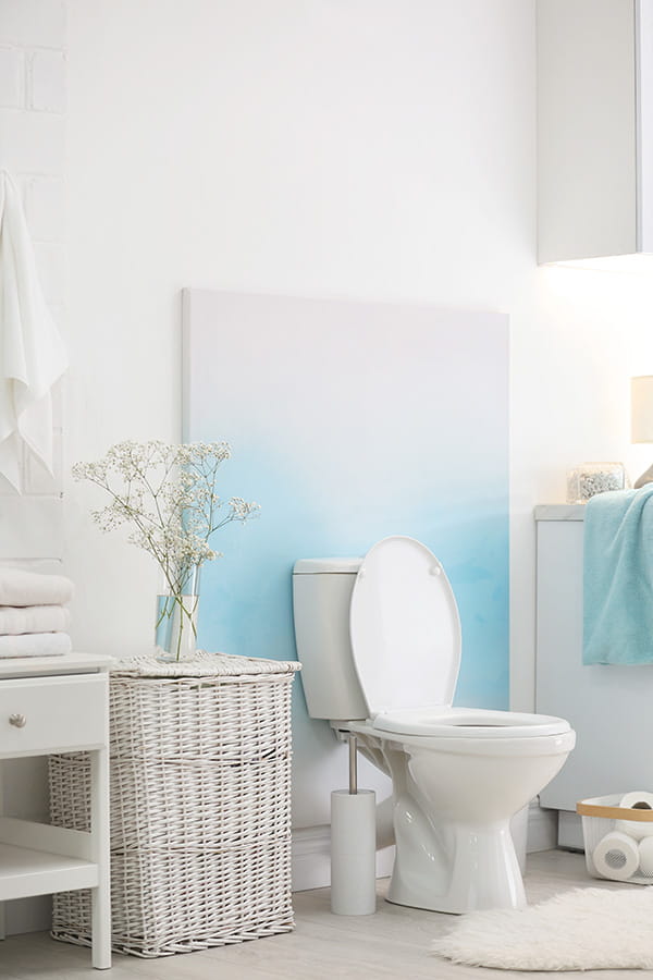 Una cisterna que no carga agua en un baño