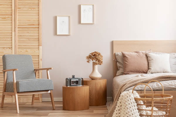 Habitación con una cama y un cuadro en la pared colgado con cuerda