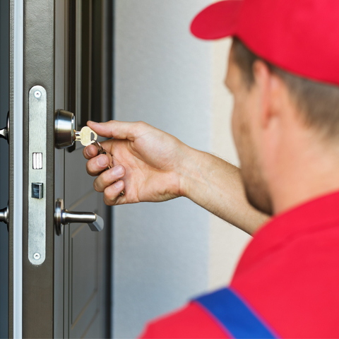Un cerrajero de HomeServe abriendo una puerta de un cliente