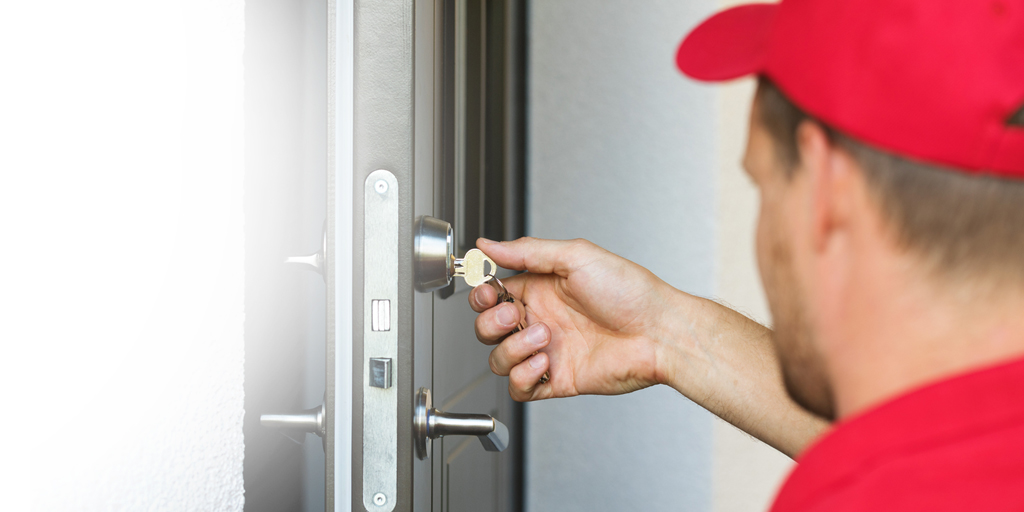 Un cerrajero de HomeServe abriendo una puerta de un cliente