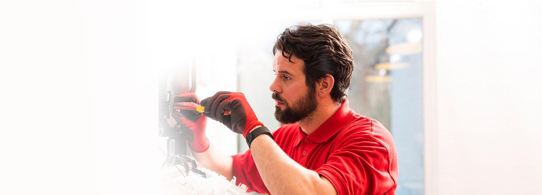 Técnico de calderas y calefacción de HomeServe haciendo una instalación de calefacción