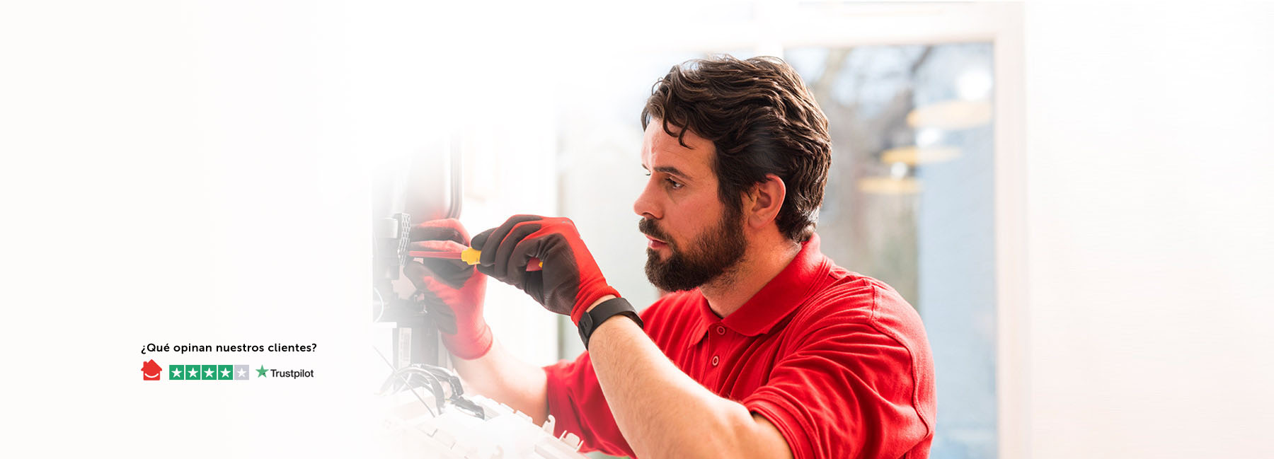 Técnico de calderas y calefacción haciendo una instalación de calefacción