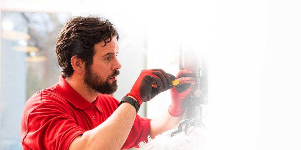 Técnico de calderas y calefacción de HomeServe haciendo una instalación de calefacción