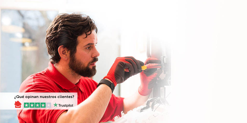 Técnico de calderas y calefacción haciendo una instalación de calefacción