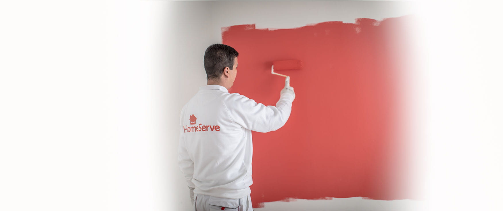 Pintor de HomeServe pintando una pared