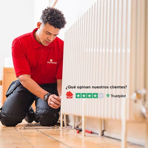 Técnico de calefacción de HomeServe cambiando un radiador