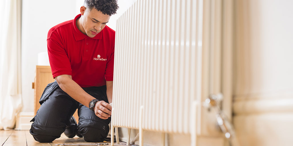 Técnico de HomeServe cambiando un radiador