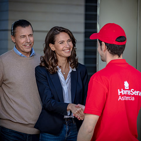 Técnico de HomeServe acudiendo a hacer la revisión de un calentador
