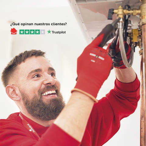 Técnico de HomeServe haciendo la revisión obligatoria de la caldera de gas