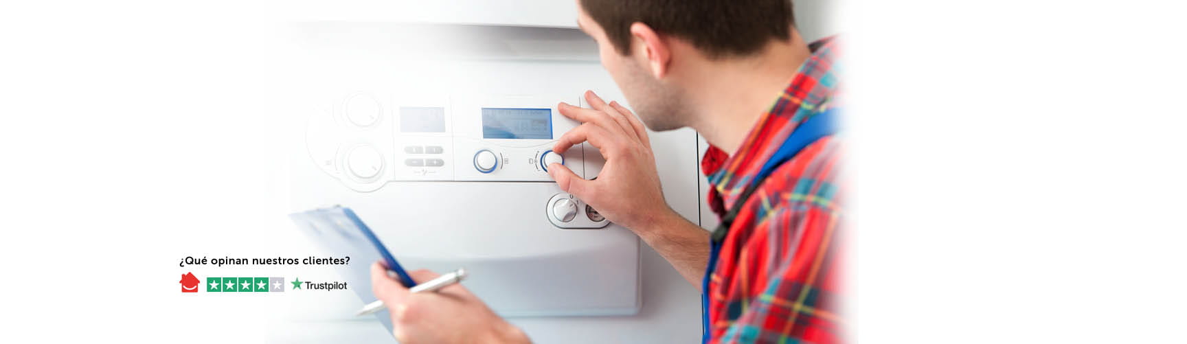 Técnico de HomeServe haciendo la revisión de una calentador de gas