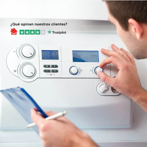 Técnico de HomeServe haciendo la revisión de una calentador de gas