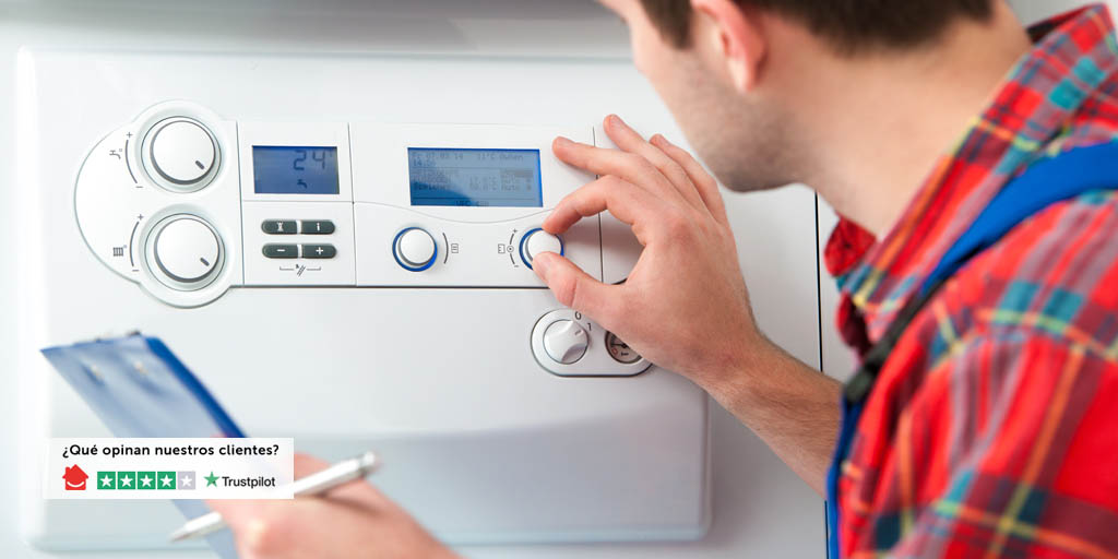 Técnico de HomeServe haciendo la revisión de una calentador de gas