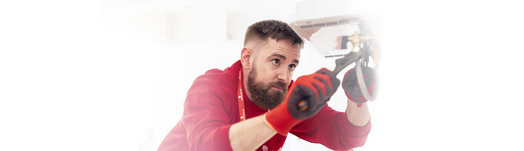 Técnico de HomeServe reparando una caldera