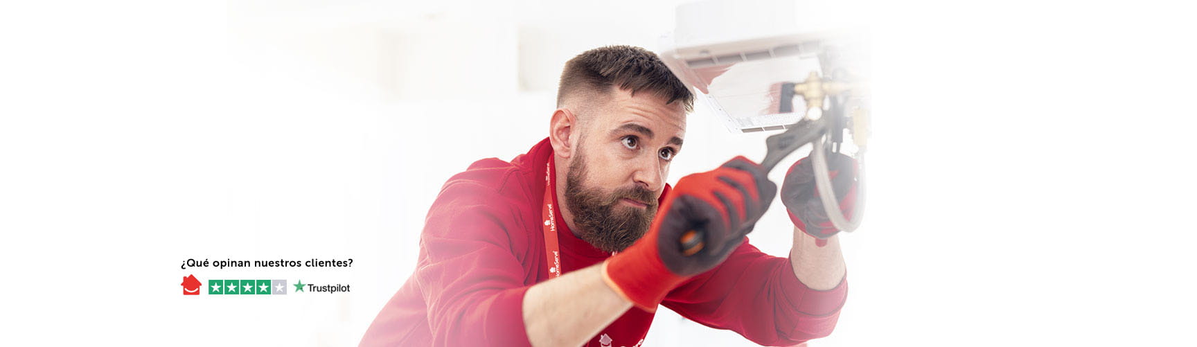 Técnico de HomeServe reparando una caldera con una llave inglesa