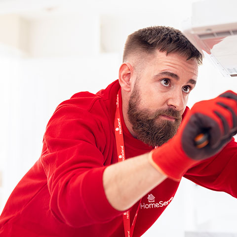 Técnico de HomeServe reparando una caldera
