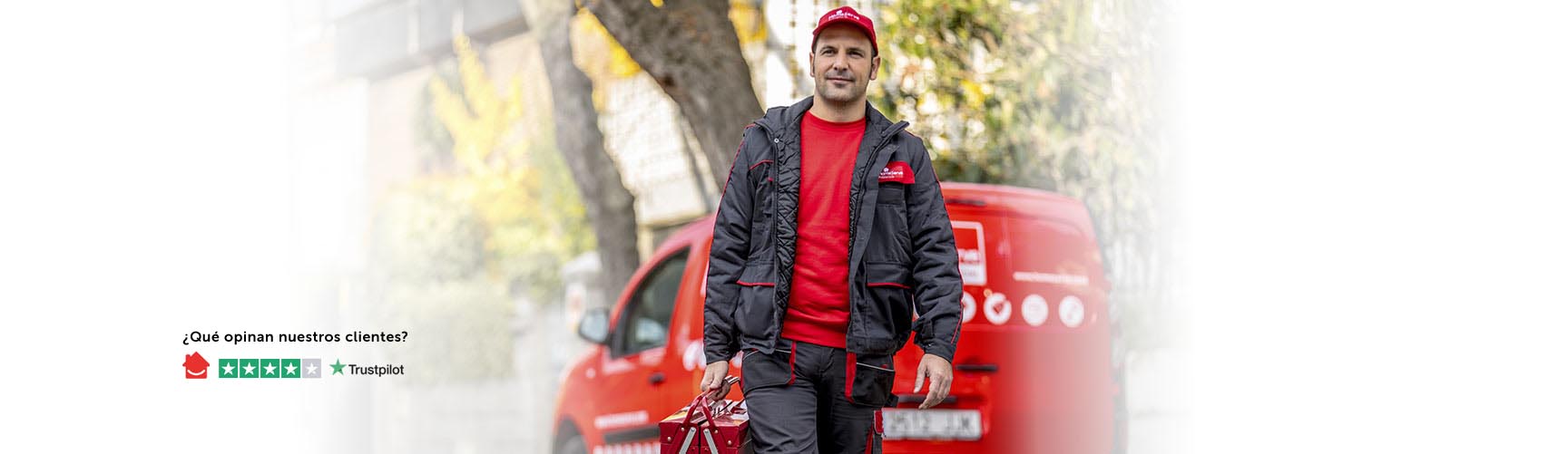 Técnico de HomeServe llegando a casa de un cliente para reparar un calentador