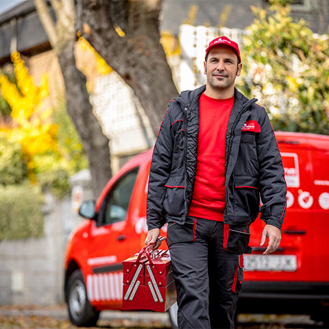 Técnico de HomeServe reparando una calentador