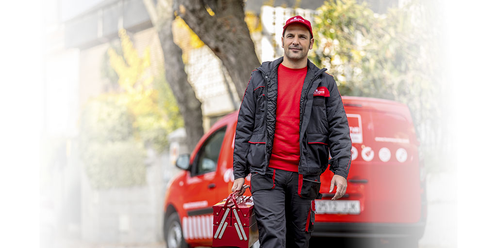 Técnico de HomeServe reparando una calentador