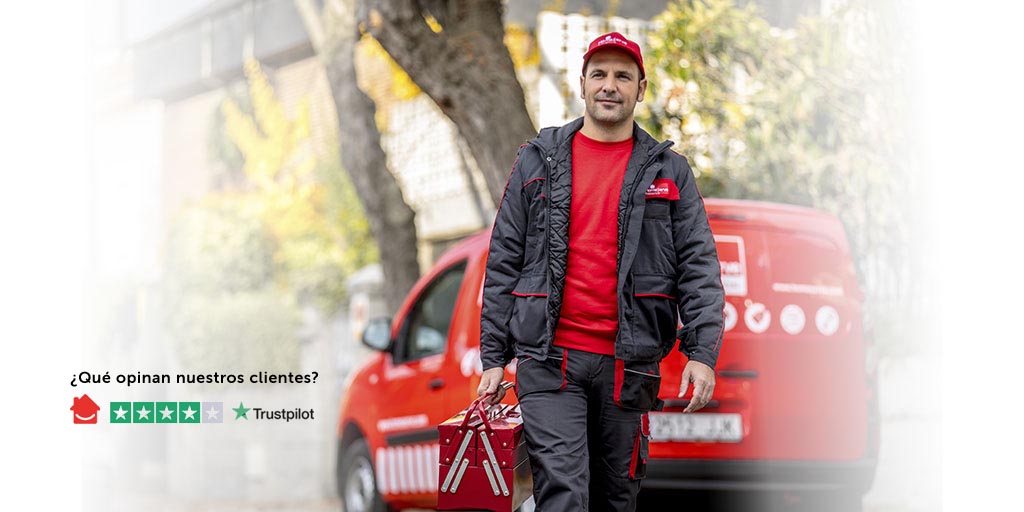 Técnico de HomeServe llegando a casa de un cliente para reparar un calentador