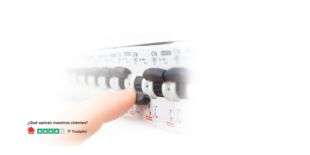 Dedo de un electricista  de HomeServe apagando la instalación eléctrica de una vivienda