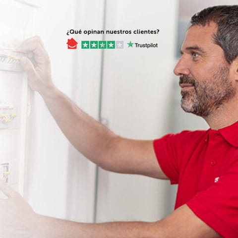 Electricista de HomeServe revisando la instalación eléctrica en casa de unos clientes