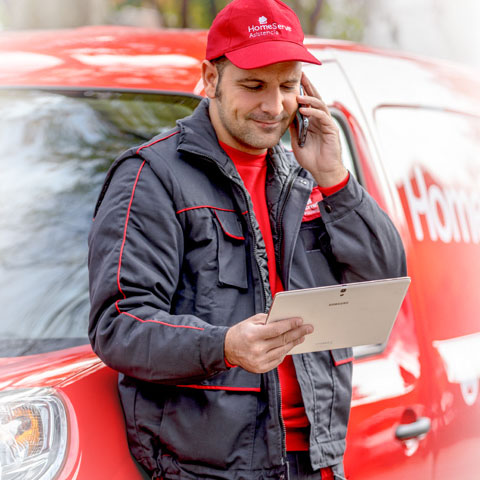 Un técnico de reparación de electrodomésticos de HomeServe llamando a un cliente