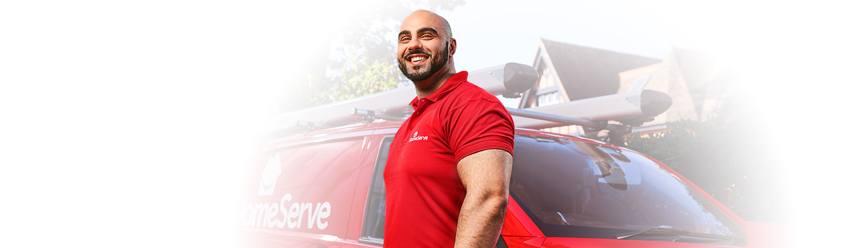 Fontanero 24 horas de HomeServe junto a su furgoneta