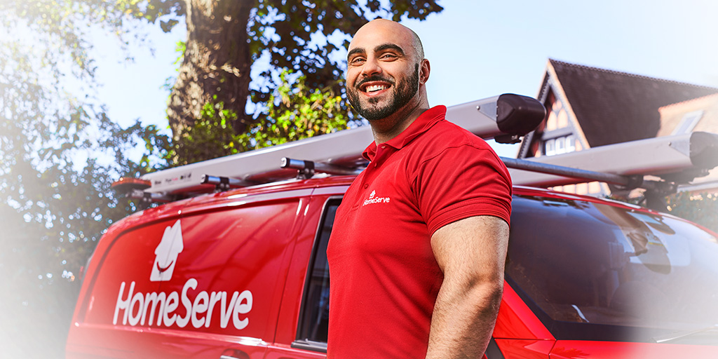Fontanero 24 horas de HomeServe junto a su furgoneta