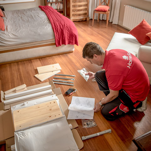 Manitas de HomeServe haciendo tareas de bricolaje