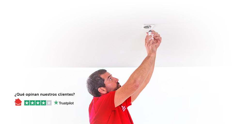 Un manitas electricista de HomeServe cambiando una bombilla