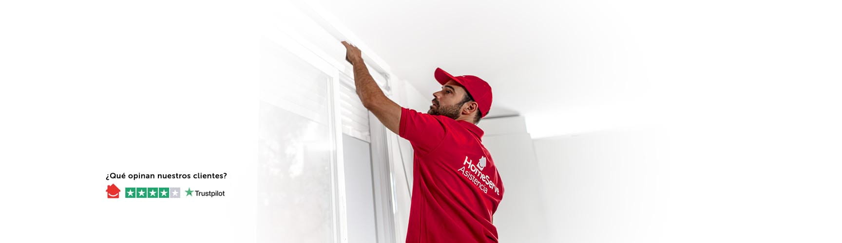 Un manitas persianista de HomeServe arreglando una persiana