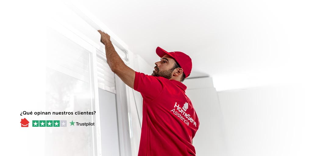 Un manitas persianista de HomeServe arreglando una persiana