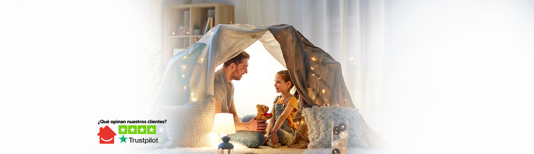 Padre con hija metidos en una casa de juguete |HomeServe