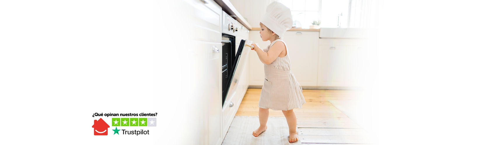 Niña con gorro de cocinera revisando comida en el horno |HomeServe