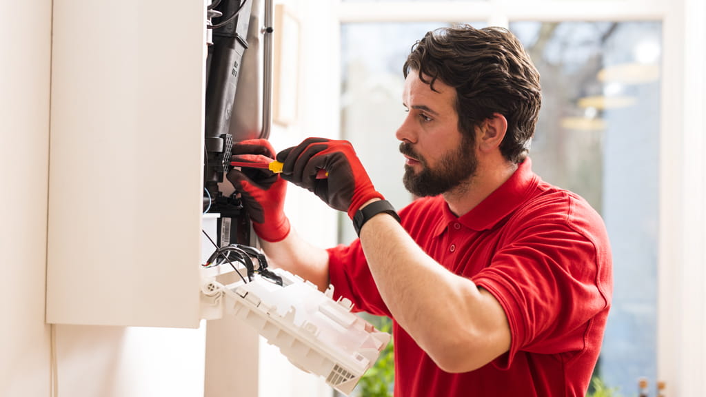 Técnico de HomeServe reparando una caldera